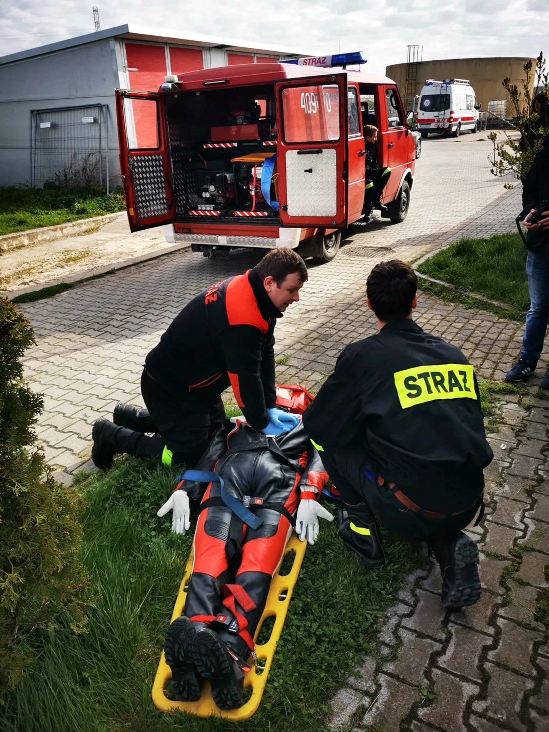 Ćwiczenia ratownicze z użyciem fantomu ewakuacyjnego i deski transportowej