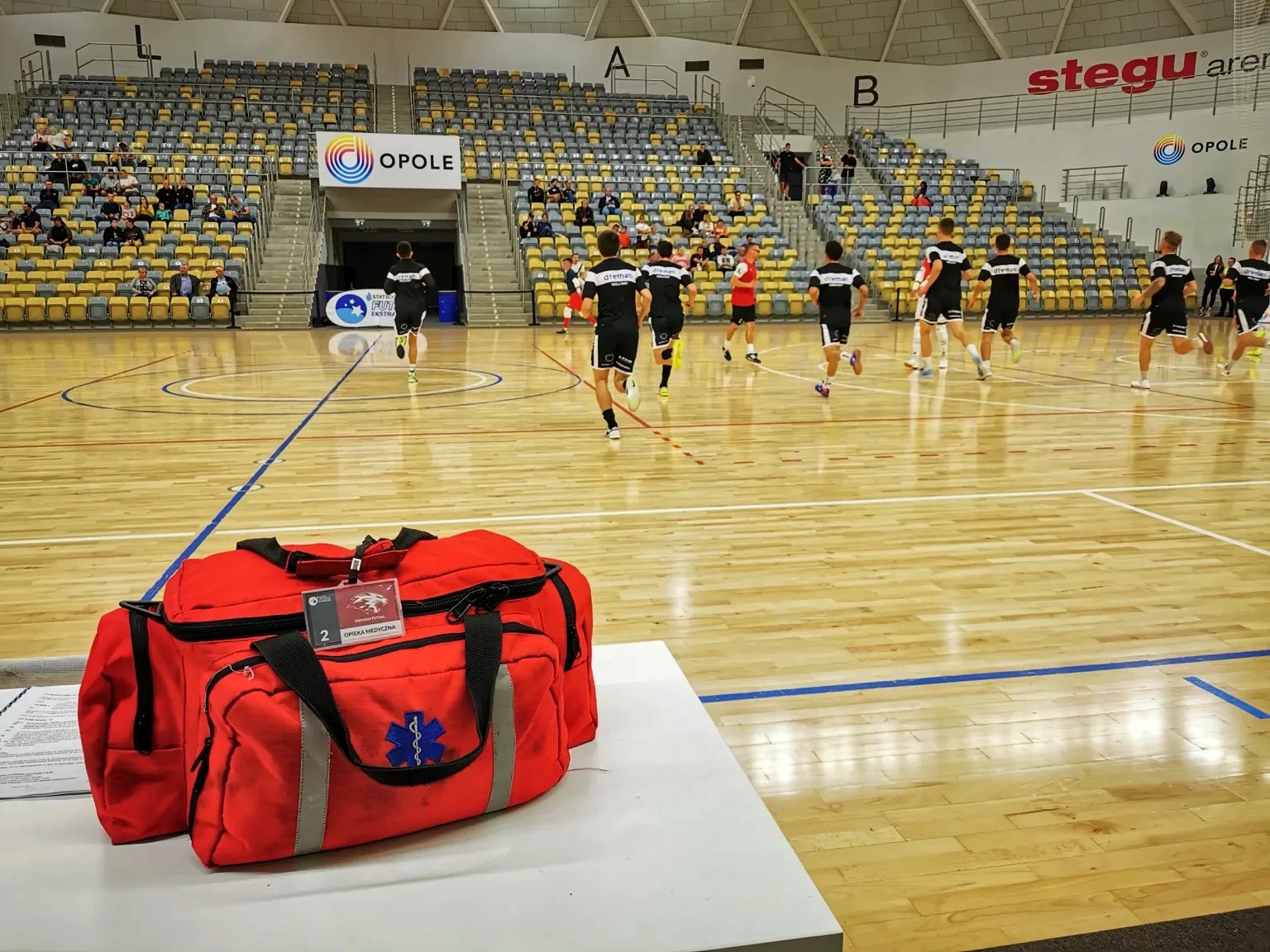 Torba z wyposażeniem medycznym na tle hali sportowej podczas wydarzenia